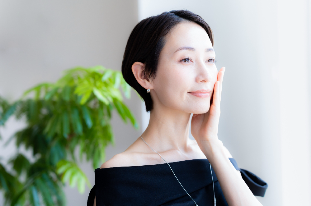 お肌の状態を確かめる女性